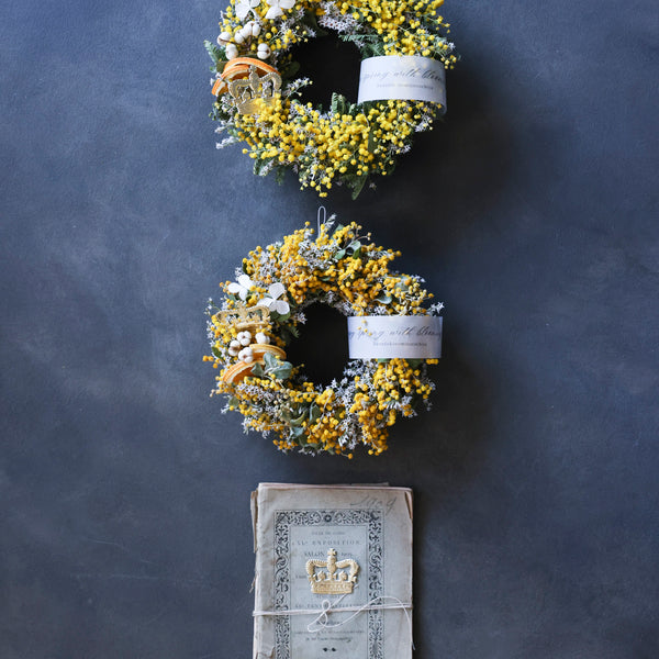 【数量限定】人気！春ミモザリース/フランス王冠オーナメント付き・１５センチ/ギフトボックス茶入・H.I