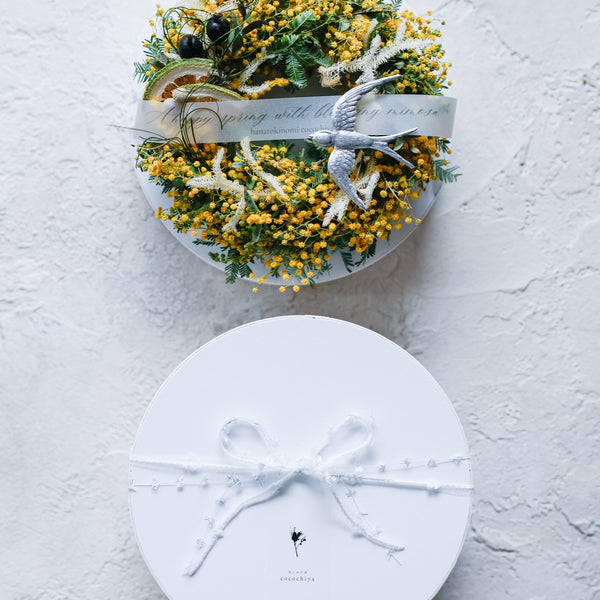 【数量限定】幸せ運ぶ鳥 ドイツつばめオーナメント付き ミモザのリース｜ドライフラワー｜春インテリア・ギフトに