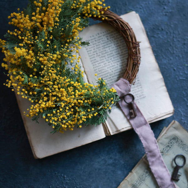 【季節の花】春を告げるミモザのクレッセントリース・２0cm/オシャレなアンティークKey付き・BOX入り・人気ドライフラワー